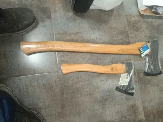 Dos hachas mango de nogal