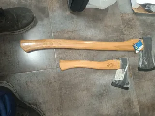 Dos hachas mango de nogal