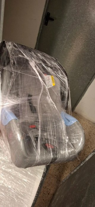 Cochecito de bebé negro Kinderkraft.