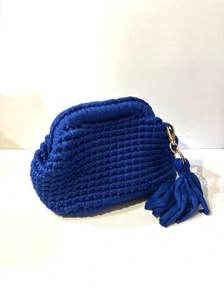 Pochette blu uncinetto con nappa