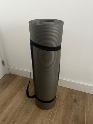 Esterilla de yoga gris con correa