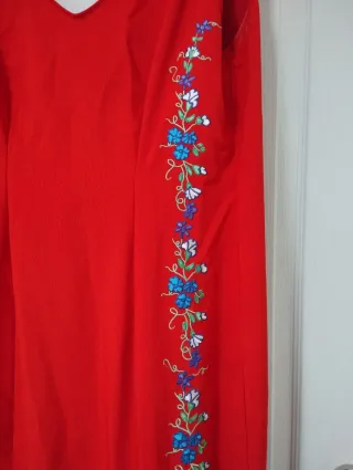 Traje de flamenca rojo con bordados