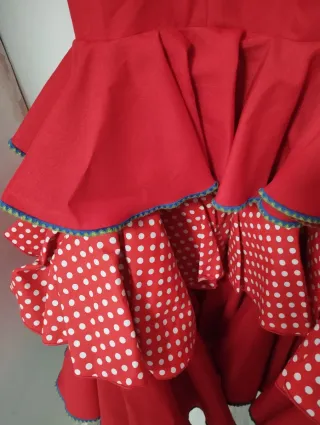 Traje de flamenca rojo con bordados