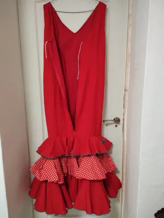 Traje de flamenca rojo con bordados