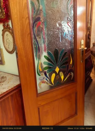 Puerta de madera con cristal emplomado