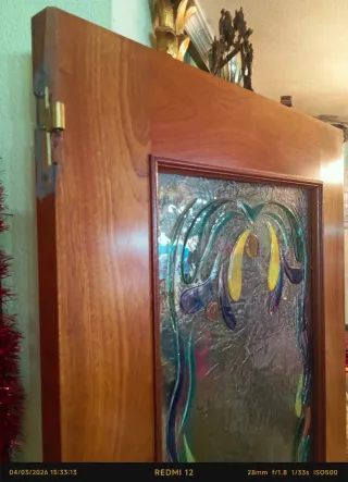 Puerta de madera con cristal emplomado