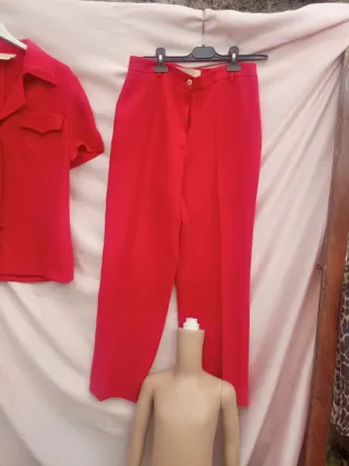 Traje pantalón rojo talla 42 XL