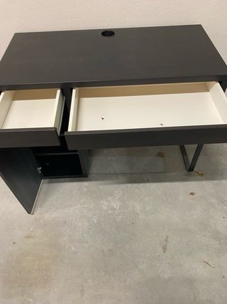 Escritorio de madera y metal negro