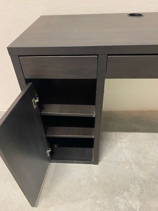 Escritorio de madera y metal negro