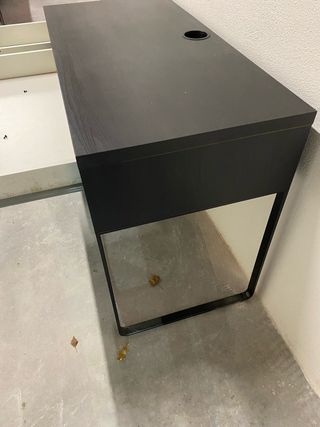 Escritorio de madera y metal negro