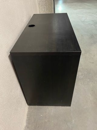 Escritorio de madera y metal negro