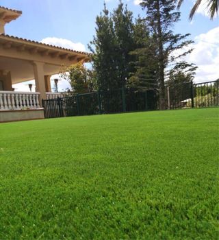 Césped artificial verde