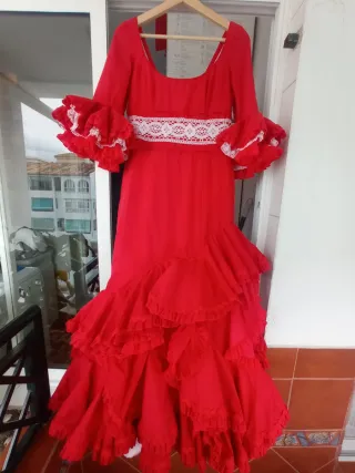 Vestido de flamenca rojo con volantes