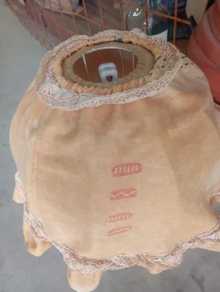 Lampada da tavolo in tessuto e legno