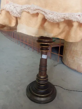 Lampada da tavolo in tessuto e legno