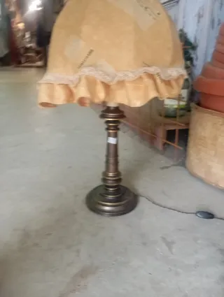 Lampada da tavolo in tessuto e legno