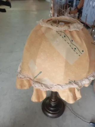 Lampada da tavolo in tessuto e legno