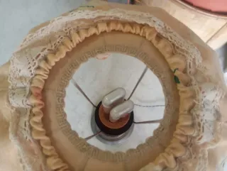 Lampada da tavolo in tessuto e legno