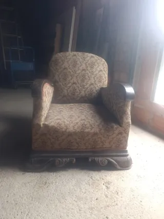 Butaca antigua de tela y madera