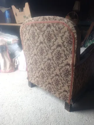 Butaca antigua de tela y madera