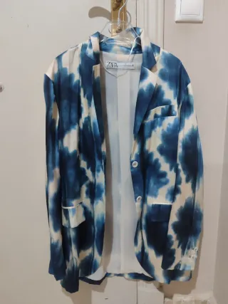 Chaqueta Zara efecto tie-dye azul y blanco