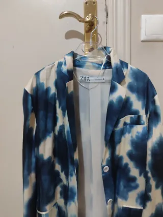 Chaqueta Zara efecto tie-dye azul y blanco