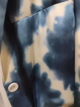 Chaqueta Zara efecto tie-dye azul y blanco