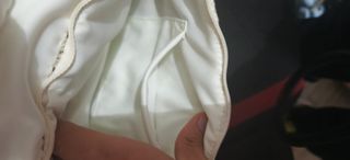 Bolso de mano plateado y blanco