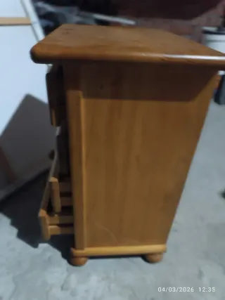 Mesita de noche de madera