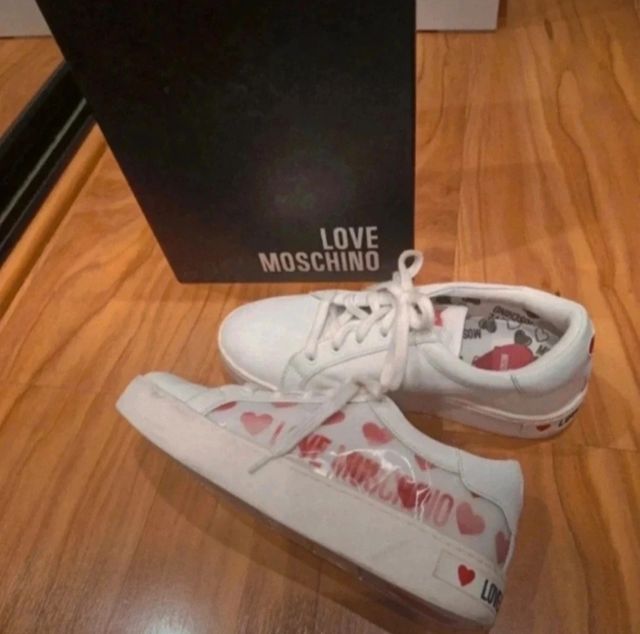 Zapatillas LOVE Moschino mujer. Tienen una puesta