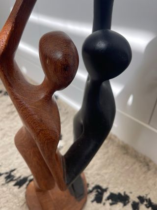 Figura de madera de pareja abstracta