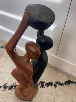 Figura de madera de pareja abstracta