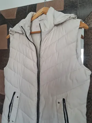 Plumífero sin mangas color crudo