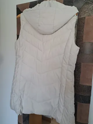 Plumífero sin mangas color crudo