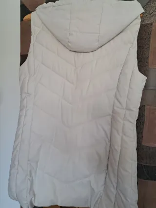 Plumífero sin mangas color crudo