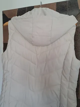 Plumífero sin mangas color crudo