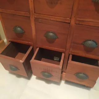 Mueble de madera con cajones