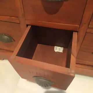 Mueble de madera con cajones