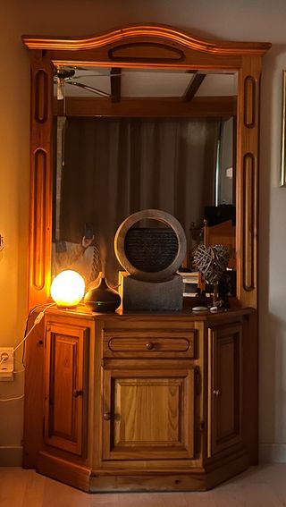 Mueble recibidor de madera con espejo