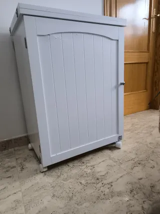 Mueble para máquina de coser con ruedas