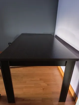 Mesa de comedor de madera oscura