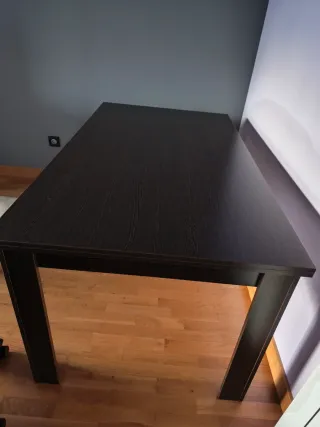 Mesa de comedor de madera oscura