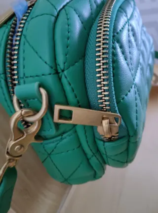 Bolso Zara verde acolchado con etiquetas