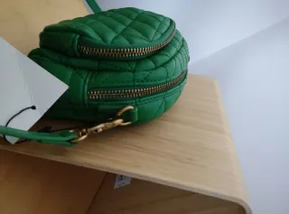 Bolso Zara verde acolchado con etiquetas