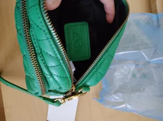 Bolso Zara verde acolchado con etiquetas