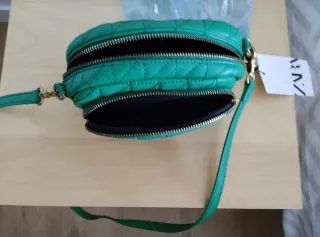 Bolso Zara verde acolchado con etiquetas