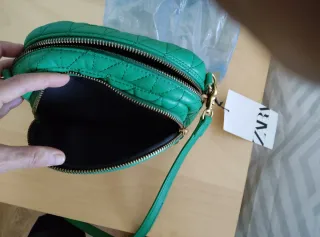Bolso Zara verde acolchado con etiquetas