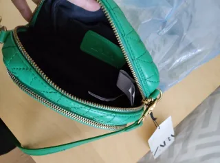 Bolso Zara verde acolchado con etiquetas