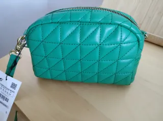 Bolso Zara verde acolchado con etiquetas