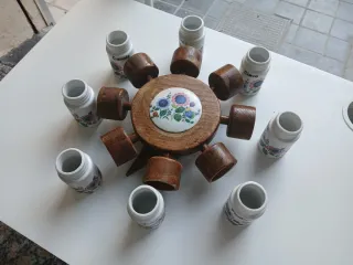 Especiero vintage de madera y cerámica